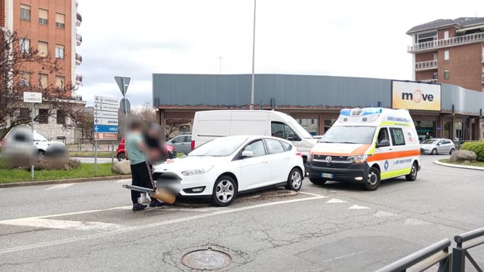 Biella, auto centra in pieno lo spartitraffico, foto Dimitri Ozino