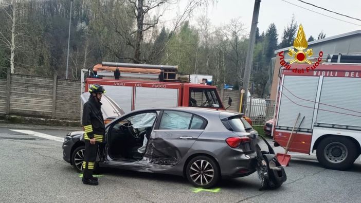 Valdilana: scontro tra due auto, persona resta incastrata tra le lamiere
