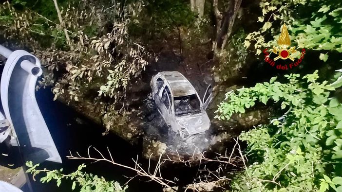 Campiglia Cervo: auto precipita in un dirupo e prende fuoco