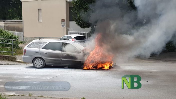 Incendio auto via De Mosso a Biella - Foto Benedetti per newsbiella.it