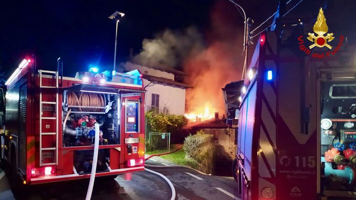 Vigili del Fuoco in azione a Crevacuore per l'incendio ad un tetto di casa (foto di repertorio)