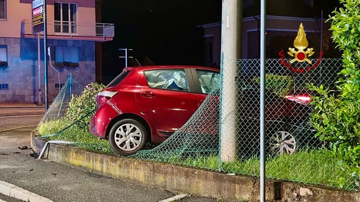 Biella: Esce di strada e finisce in un giardino