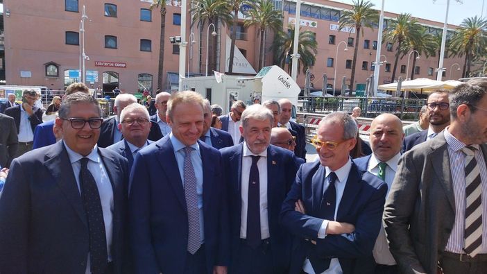 Slow Fish, il ministro Lollobrigida sulla riduzione di plastiche: "Oggi non è idonea" Slow Fish, il ministro Lollobrigida sulla riduzione di plastiche: "Oggi non è idonea"