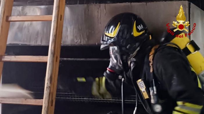 Cossato: Incendio al mercato coperto in mattinata FOTO Cossato: Incendio al mercato coperto in mattinata FOTO