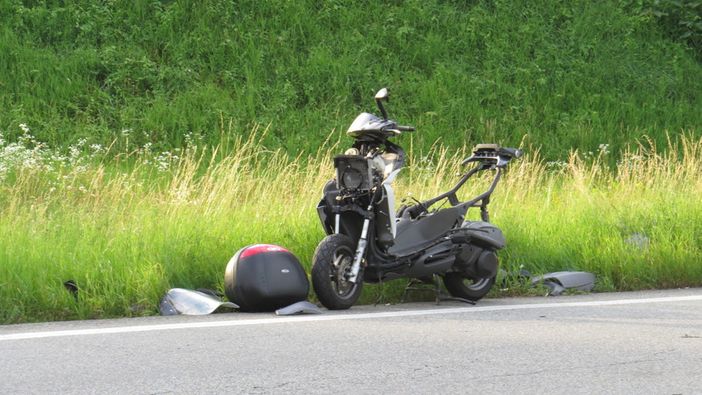 L'auto frena bruscamente e per evitarla un 17enne cade dalla moto. 7 giorni di prognosi per lui