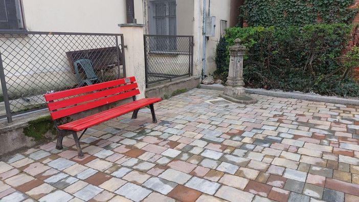 Anche Castelletto Cervo una panchina rossa in centro paese, foto pagina fb castelletto cervo Anche Castelletto Cervo una panchina rossa in centro paese, foto pagina fb castelletto cervo