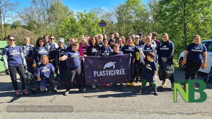 Plastic free a Lessona: decine di sacchi colmi di rifiuti raccolti nei boschi di Crosa - Foto e video Catia Ciccarelli e foto Plastic Free