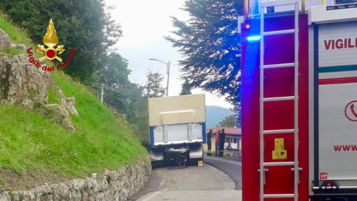 Rimorchio incastrato, intervengono i Vigili del Fuoco