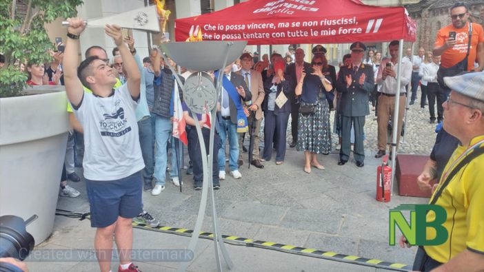 E' stata festa in città per l’arrivo della fiaccola di Special Olympics. Ad accenderla Andrea Spezzano