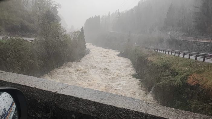 Maltempo, le immagini del Cervo in piena e una cascata d'acqua in via Cernaia VIDEO
