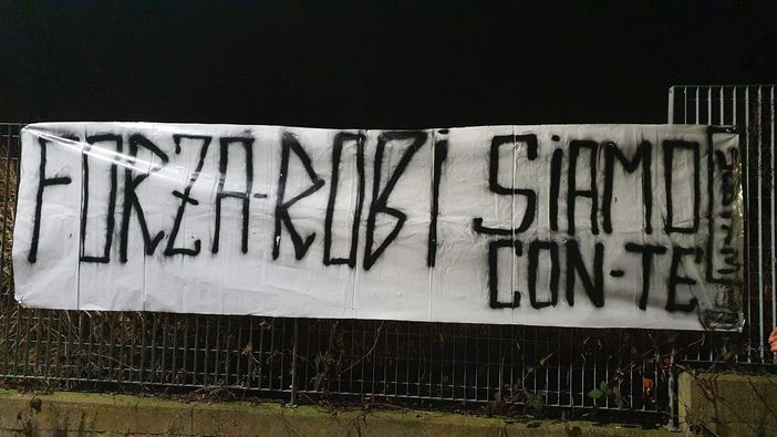 "Forza Robi siamo con te": striscione degli Ultras Biella fuori dall'ospedale di Biella, foto pagina social fb Ultras Biella 1973