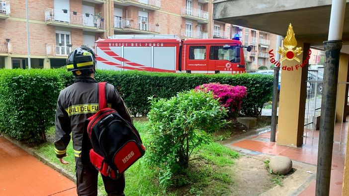 Vigili del fuoco soccorrono ragazzi bloccati in ascensore