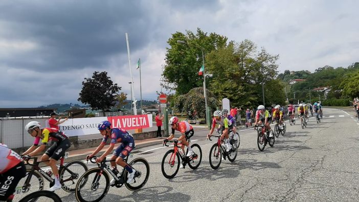 Vuelta, la storia del ciclismo attraversa il Biellese: spettacolo e passione lungo le strade piemontesi FOTO e VIDEO Lobefaro per newsbiella.it Vuelta, la storia del ciclismo attraversa il Biellese: spettacolo e passione lungo le strade piemontesi FOTO e VIDEO Lobefaro per newsbiella.it