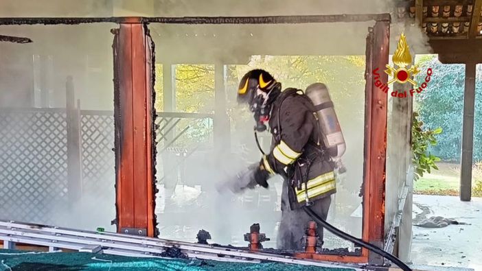 Tettoia a fuoco a Sagliano foto Giacomo Chiarini per newsbiella.it Tettoia a fuoco a Sagliano foto Giacomo Chiarini per newsbiella.it