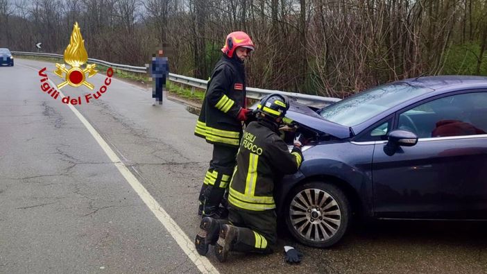 Masserano, auto contro guard rail Masserano, auto contro guard rail