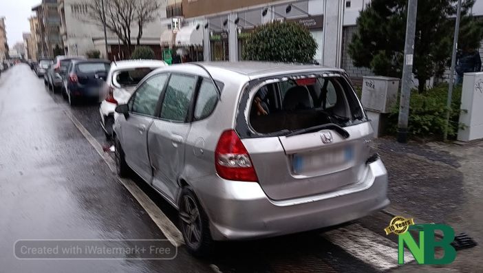 Scontro tra due auto in via Trieste a Biella, sul posto la Polizia, FOTO di Dimitri Ozino