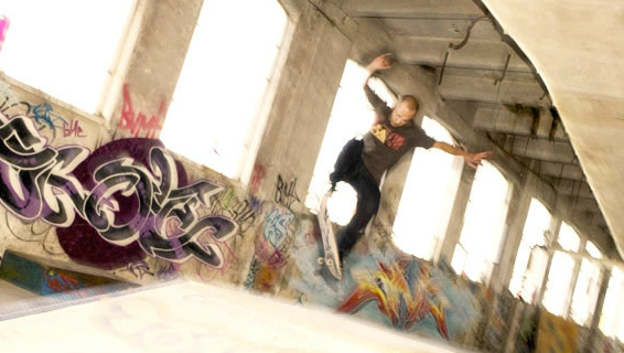 Corsi di skateboard in piazza Falcone