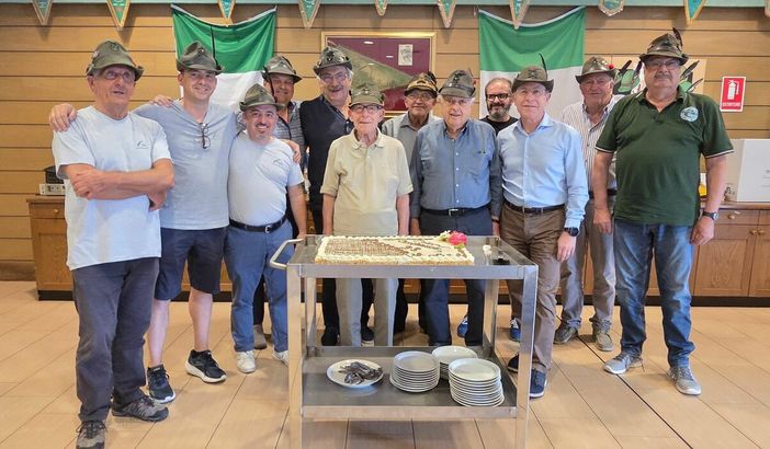 Alpini, grande festa a Vigliano per i 95 anni di Giuliano Valenti Alpini, grande festa a Vigliano per i 95 anni di Giuliano Valenti