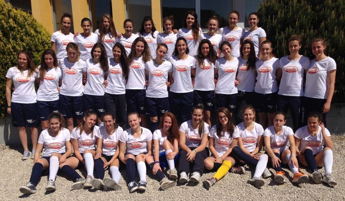 Il gruppone di atlete del Botalla Teamvolley a Torri di Quartesolo
