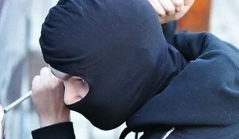 Urla e mette in fuga i ladri, furto sventato a Gaglianico