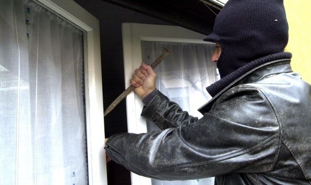 Cossato: Colpo in abitazione, ladri entrano da una finestra e fuggono con l’oro Cossato: Colpo in abitazione, ladri entrano da una finestra e fuggono con l’oro