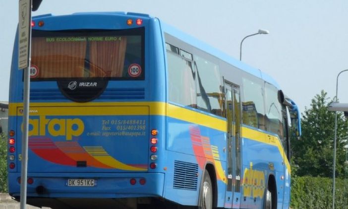 Discussione accesa su autobus tra controllore e passeggeri con biglietto non idoneo Discussione accesa su autobus tra controllore e passeggeri con biglietto non idoneo