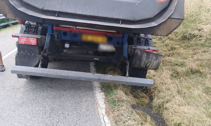 Zubiena, camion in bilico lungo la banchina