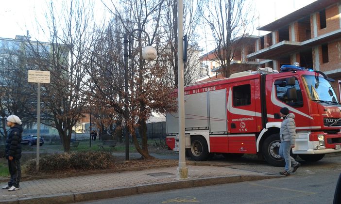 Brucia recinzione in via Pajetta