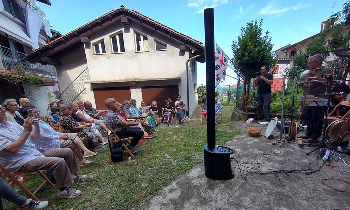 Nell’immagine, Pettinengo, cortile del Museo delle Migrazioni, un momento del “Festival delle identità”.