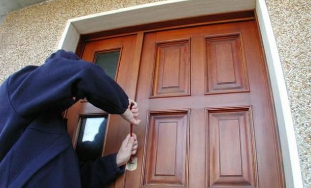 Non solo oro nel mirino dei ladri: portato via anche un cartone di olio Carli