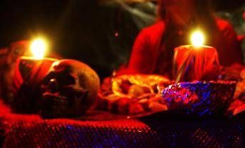 Rubano due teschi al cimitero per farne paralumi. Lo psichiatra: "Antisociali con feticismo per la morte"