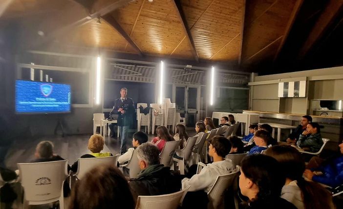 Sandigliano, la Polizia Postale incontra i giovani: attenzione ai rischi del web