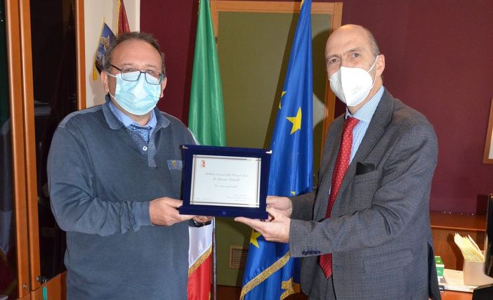 Un momento della consegna della targa