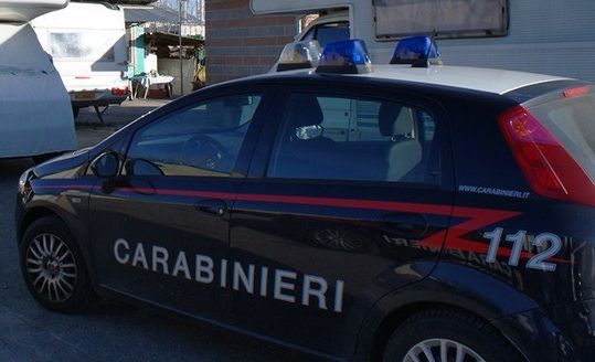 SCAGLIA UN MOBILE CONTRO I CARABINIERI