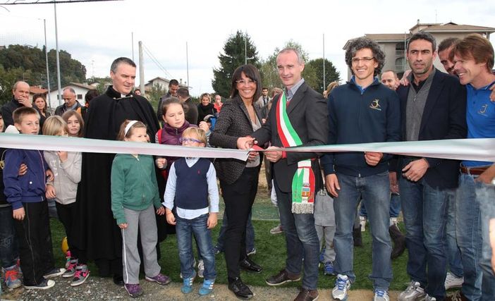 Gianluca Stesina (il secondo partendo da destra) il giorno dell'inaugurazione del campo sportivo di Vigliano lo scorso autunno Gianluca Stesina (il secondo partendo da destra) il giorno dell'inaugurazione del campo sportivo di Vigliano lo scorso autunno