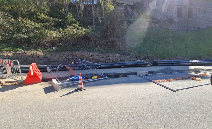 "Attenzione in Valle Cervo alla recinzione del cantiere caduta per il vento", segnala un lettore, FOTO