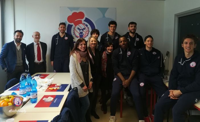 Squadra e staff di Pallacanestro Biella a pranzo al Biella Family Restaurant di Città Studi Squadra e staff di Pallacanestro Biella a pranzo al Biella Family Restaurant di Città Studi