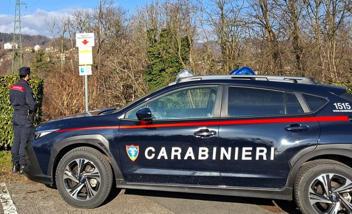 Mezzana, abbandona stufa elettrica e televisore: scoperta dalle telecamere