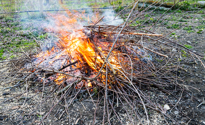Brucia sterpaglie nonostante il divieto: sanzionato un uomo di Bioglio