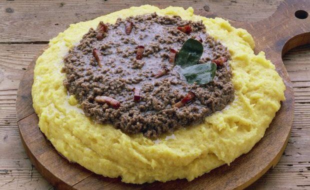 Il tapulone (stufato di asino) con polenta Il tapulone (stufato di asino) con polenta