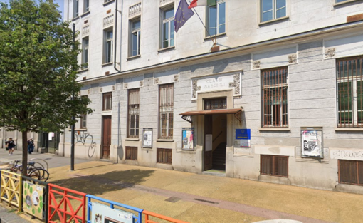Spari in una scuola di Torino, attimi di paura alla Gabelli di via Santhià Spari in una scuola di Torino, attimi di paura alla Gabelli di via Santhià