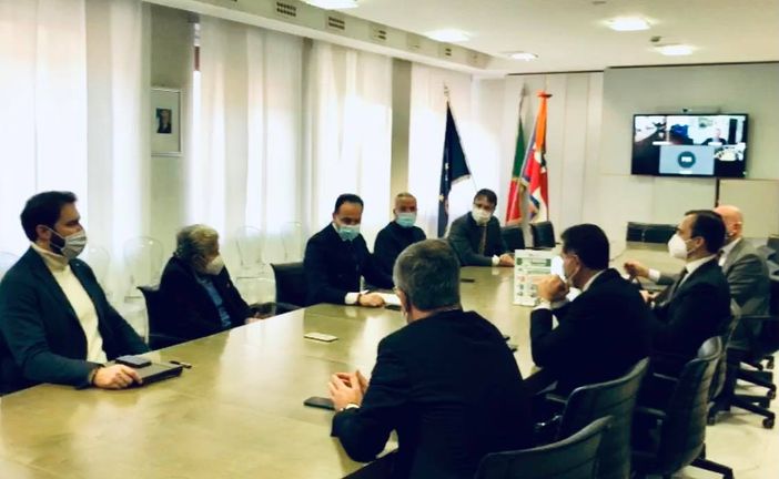 Un momento dell'incontro - Foto tratta dalla pagina social del presidente Cirio