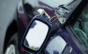 Biella, Chiavazza: Notte di vandalismo. Tergicristalli e specchietti divelti Biella, Chiavazza: Notte di vandalismo. Tergicristalli e specchietti divelti