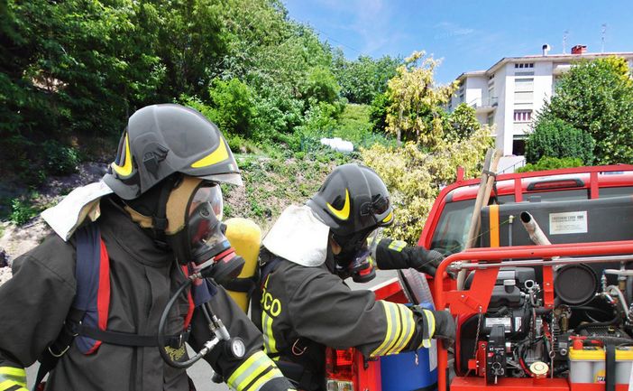 Casapinta: Sterpaglie a fuoco in via Bassetti