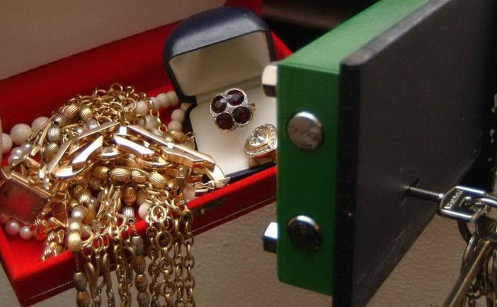 Viverone: Dalla cassaforte spariscono 400 euro e gioielli