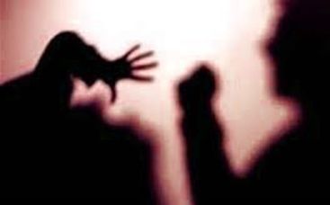 Pugni, calci e latte bollente a colazione