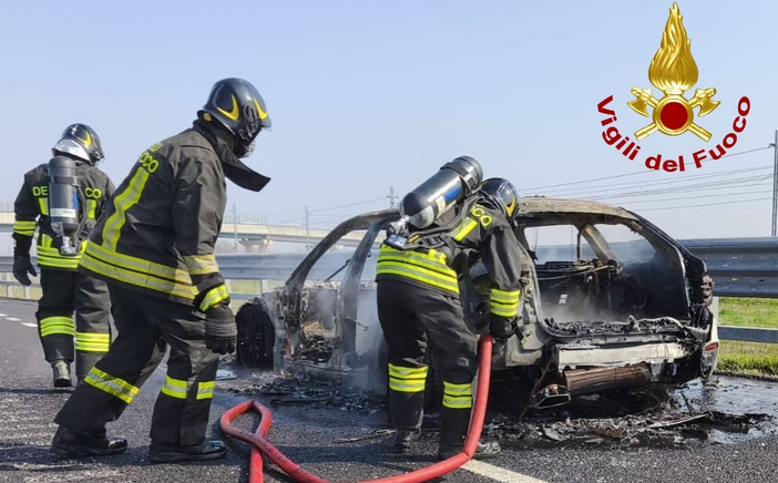 Auto a fuoco sull'A4, l'allarme scatta a Carisio