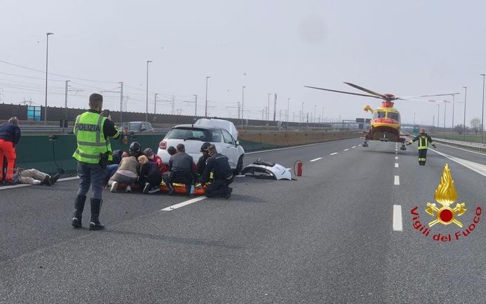 Scontro sulla A4 a Borgo d'Ale, 3 persone in ospedale Scontro sulla A4 a Borgo d'Ale, 3 persone in ospedale
