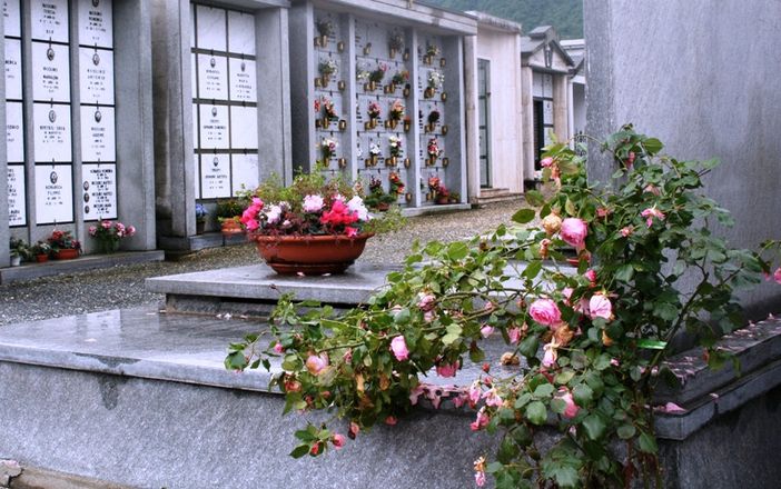 Cossila: Tombe profanate da ignoti nella notte, nel cimitero ritrovati simboli satanici
