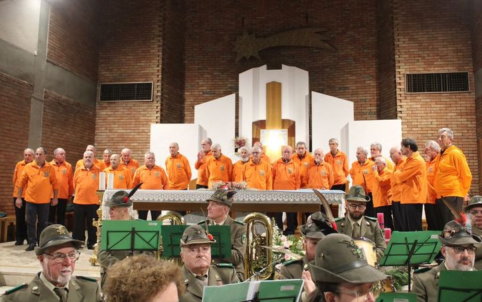 Coro Monte Mucrone e A.P.D. Pietro Micca festeggiano sulle note della lirica Coro Monte Mucrone e A.P.D. Pietro Micca festeggiano sulle note della lirica